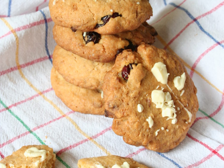 Cookies s brusinkami, kokosem a bílou čokoládou