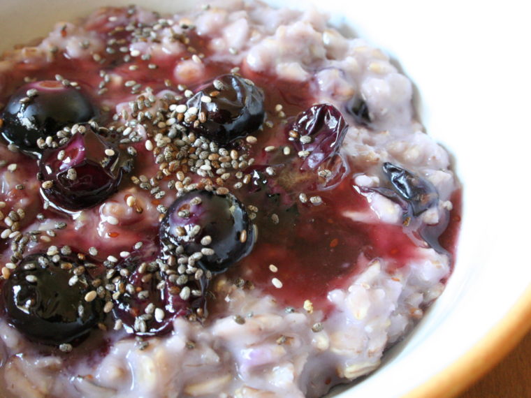 Borůvková ovesná kaše s chia semínky