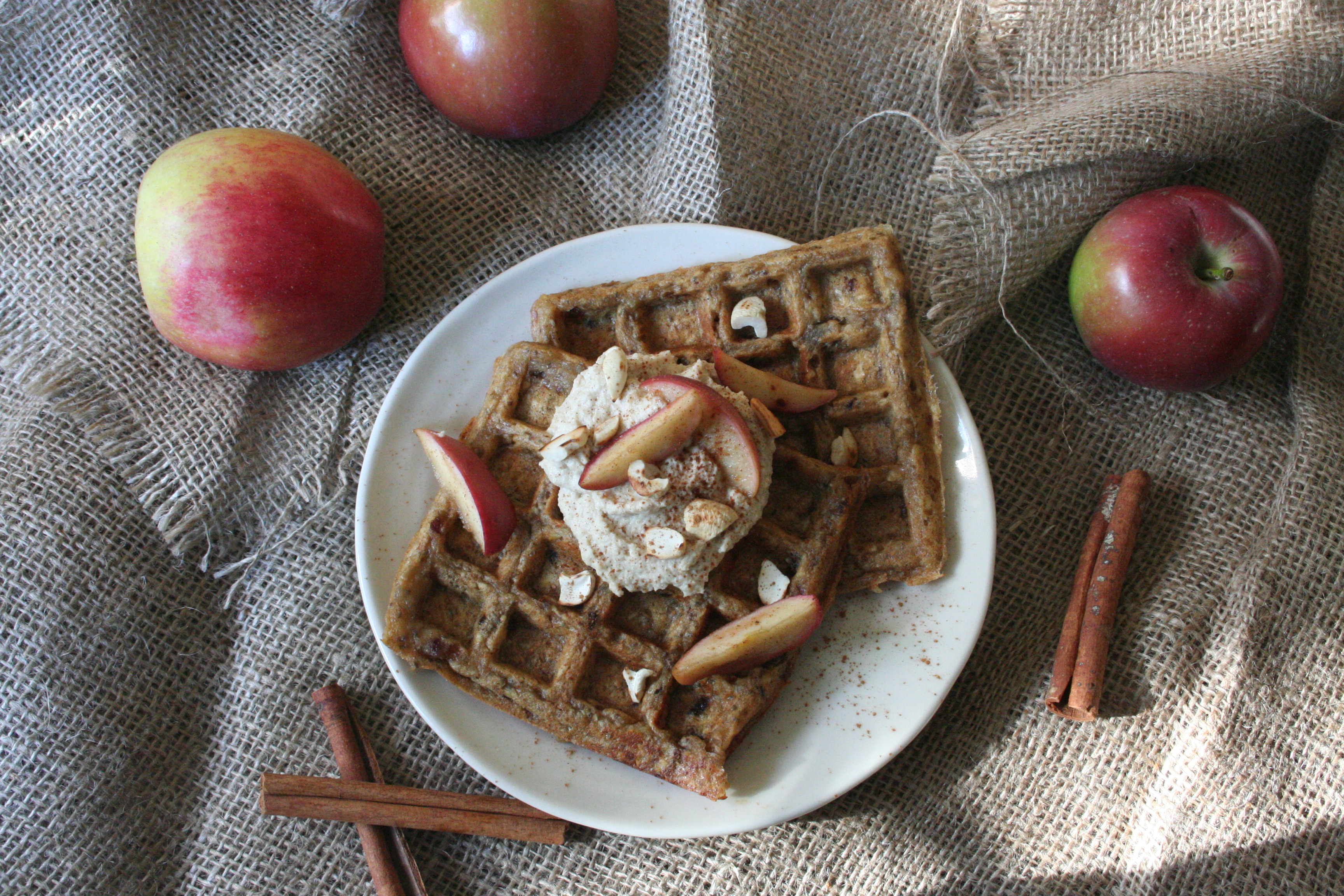 Veganské wafle bez cukru s datlemi s tofu-jablkovým krémem