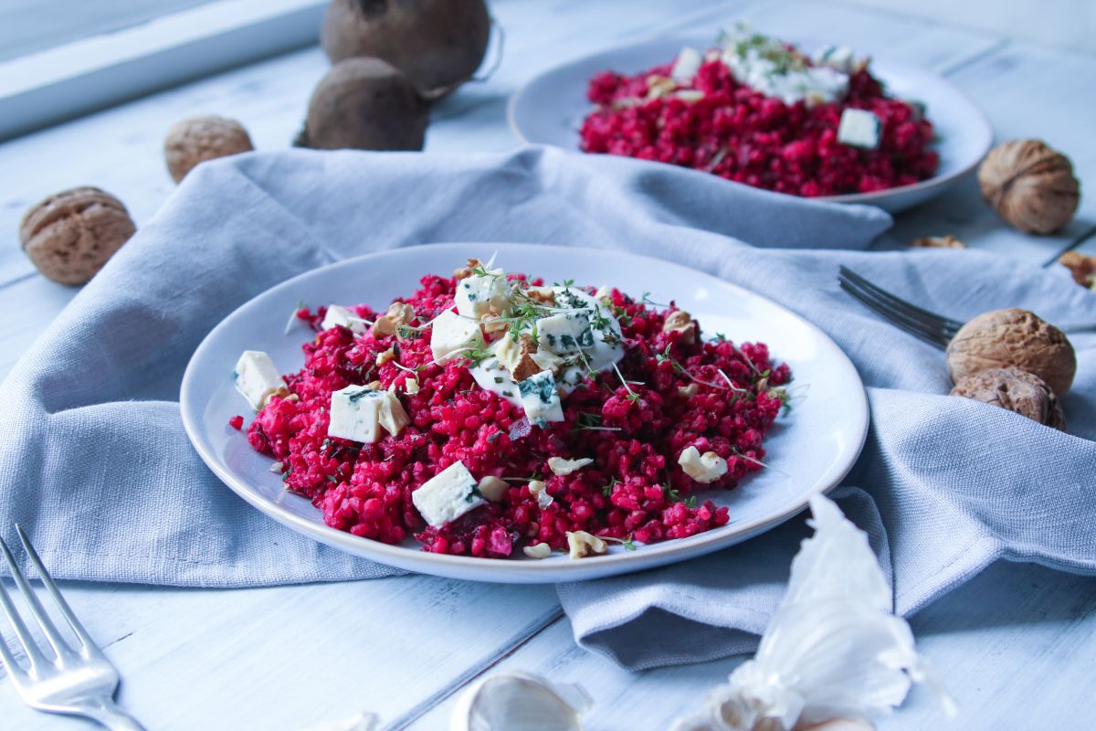 Bulgur s červenou řepou a ořechy