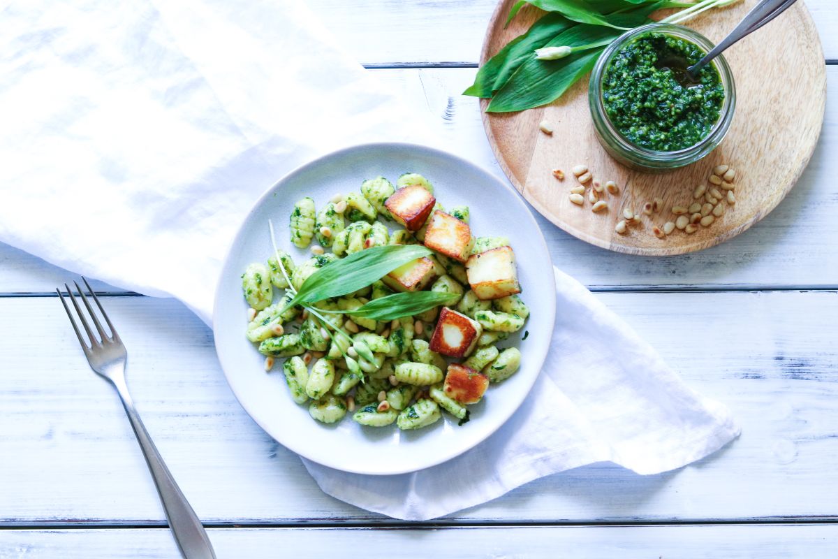 Bramborové gnocchi s pestem z medvědího česneku a halloumi sýrem